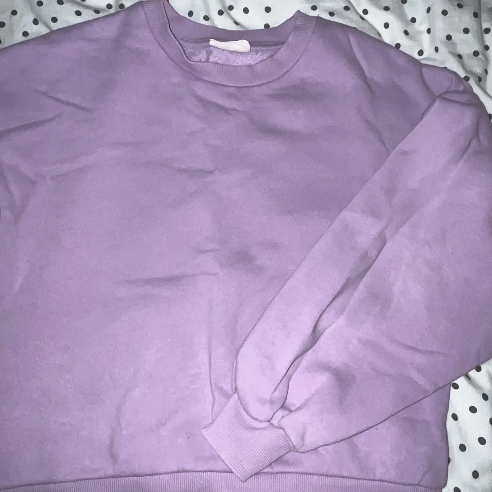 Sweatshirt från Gina tricot. Storlek XS. 80 kr + frakt.. Hoodies.