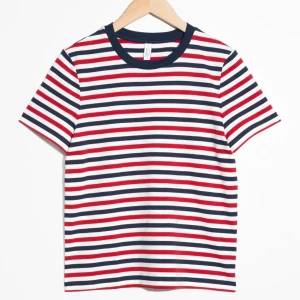 Rödblå-randig Tshirt & Other Stories  - Så fin tshirt från & Other Stories! Blå och rödrandig som på första bilden men sitter som andra bilden💓 Slutsåld överallt