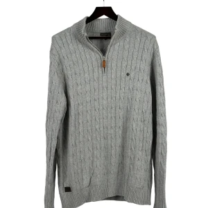 Grå kabelstickad tröja från Morris - Grå kabelstickad tröja från Morris med dragkedja.   Detta plagg är av en normal passform.  Mått, i cm: Bröst: 120 Midja: 159 Stuss: 110 Rygglängd: 77 Ärmlängd: 75