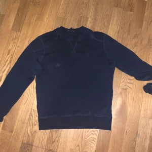 Belstaff tröja blå  - Skick 8/10  Nypris 2600kr  Storlek S/M 