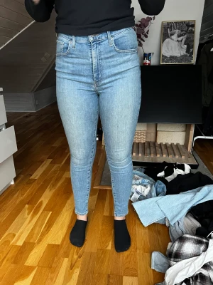 Levis mile high - Använd byxa i bra skick. Dom har töjts en del runt midjan. Jag brukar ha storlek M och brukar du kunna ha L så kan du ha dessa Jag på bilden är 166 cm lång