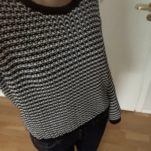 Tröja - En jättefin svart, vit rutig tröja! Storlek S. Köparen står för frakten!