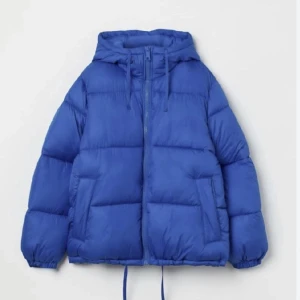 Blå puffer jacket  - Ifrån hm bra stick,säljer pga andvänder ej 