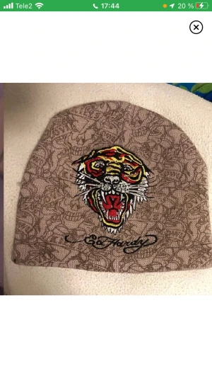 Ed Hardy mössa - Fet ed Hardy mössa köpt här på plick,bilderna är tagna från förra ägaren inte andvänd nåt förutom vid provning skulle kunna trade mot annat fett 