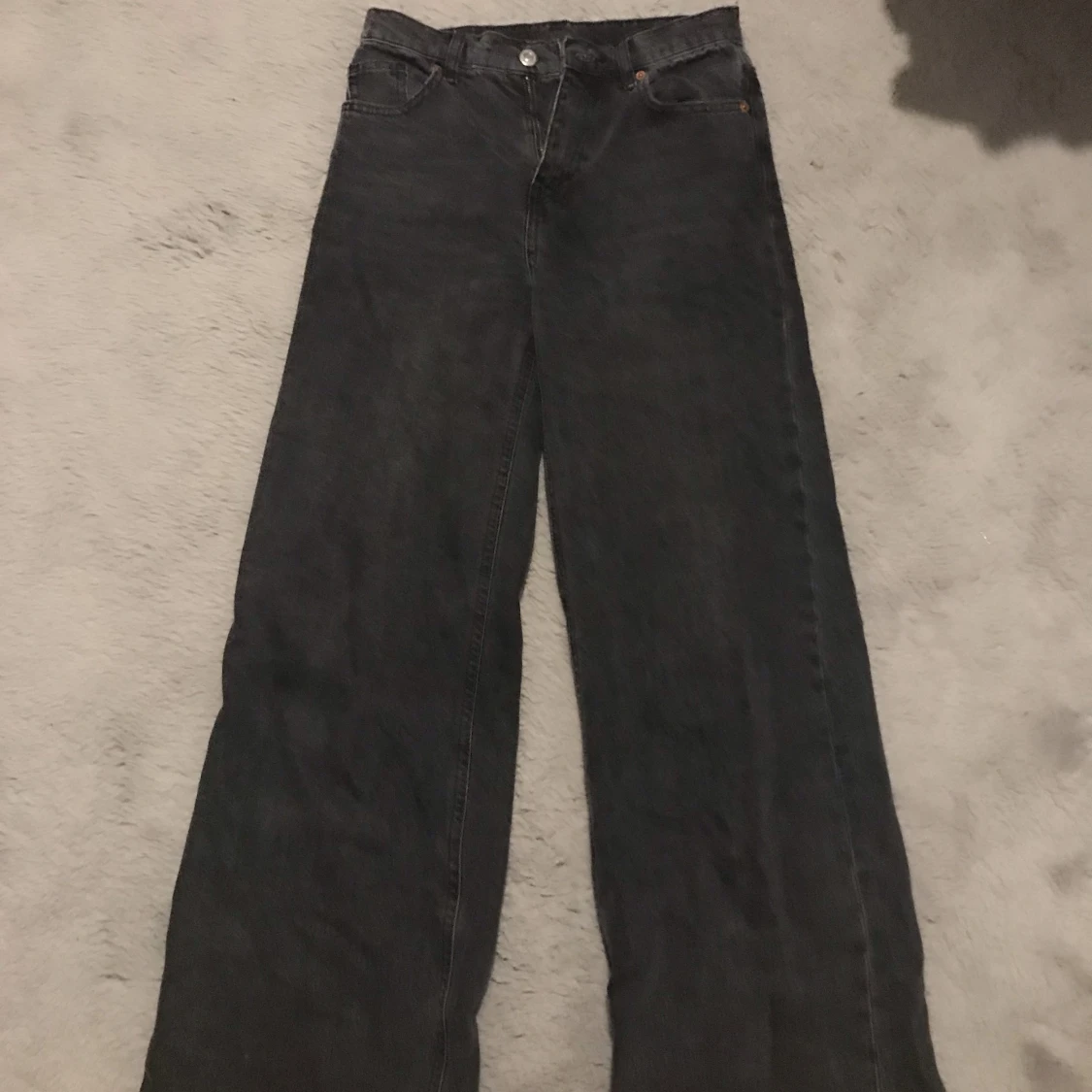 Gråa jeans