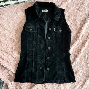 Sammet svart väst - Säljer denna fina svarta sammet väst. Västen är i fin sick❤️