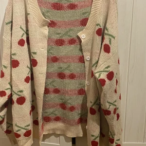 Kofta  - Säljer den här koftan då den inte kommit till mycket användning 