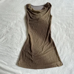 Klänning - Super söt guldglittrig klänning⭐️ går att scruncha upp och ha som en topp också:)