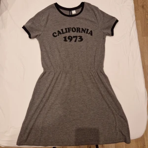 California klänning  - Grå polyester klänning 30° maskintvätt. Knappt använd. Tryck i bra skick