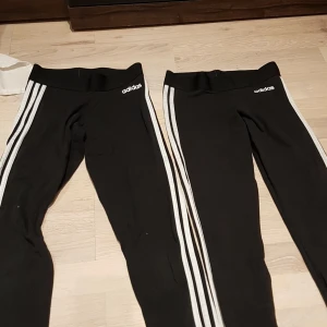 Adidas byxor - 100 kr styck, säljs en skillt. 180 för båda tillsammans, samma storlek på båda S