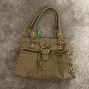 Vintage väska - Beige/brun vintage väska. Fint skick! Frakt tillkommer! 