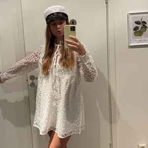 Stundet kläning  - En kläning som va till min student men valde sen en annan, så aldrig använd💛fraken igår inte i priset och priset kan även diskuteras!