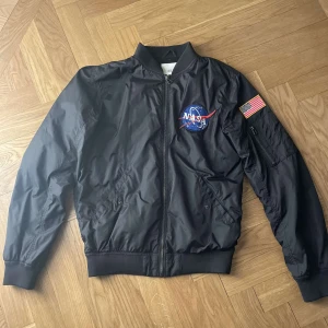 Fin jacka  - Fin jacka i fint skick.  Storlek M