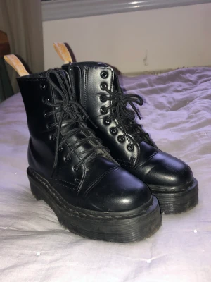 Vegan Platå Dr Martens - behöver tyvärr sälja mina älskade veganska platå dr martens. de är använda en hel del men fortfarande i super bra skick förutom några väck vid tårna. behöver sälja då de inte kommer till användning. funkar bra på vintern o i regn. köparen står för frakt.