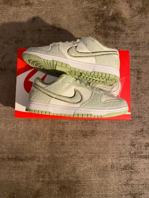 Nike Dunk Low SE (W) Fleece Honeydew - Hej! Jag säljer några helt nya par Nike dunk Lows i storlekarna 38, 38,5, 39 och 40 för 2000kr st🐻💚 Fraktar samma eller dagen efter betalning! Bara att skriva om du har frågor om skorna☺️