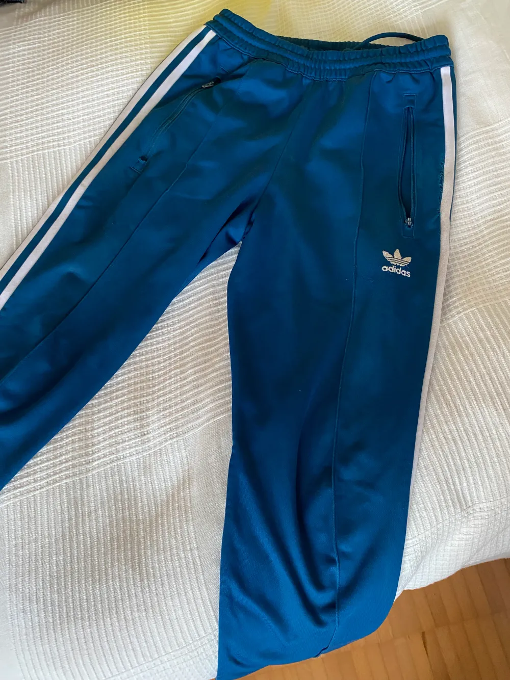 Adidas trackpants med två fickor fram och en bak. Säljs för att dem blivit för små. I använt skick, men fortfarande fina. Jeans & Byxor.