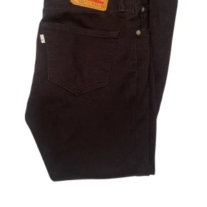 Levis jeans 511 med stretch 33/30 - Märke: Levis Modell: 511 Storlek: 33/30 Färg: Svart Skick: Som nya, använda en gång. Information: Jeans med stretch