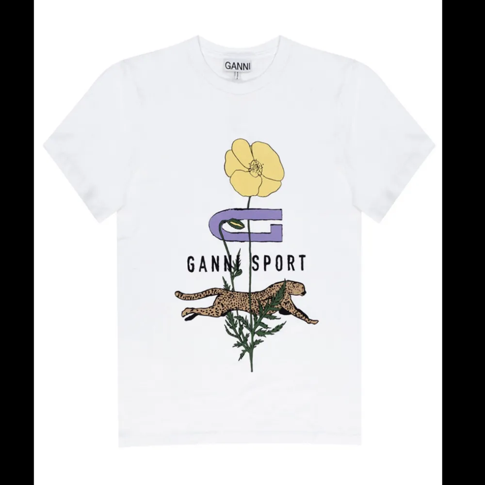 Säljer nu min så fina sällsynta Ganni tshirt som är inprincip ny, nypris 900 säljer för 400kr💕. T-shirts.