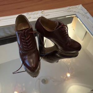 Klackskor  - Söta högklackade finskor i fejkskinn! Måttligt använda men hur fina som helst. Säljer på grund av att de inte är min stil. Skriv gärna om du vill ha fler bilder eller info om produkten. Kan alltid mötas upp i Stockholmsområdet, Frakt ingår inte i priset🦋