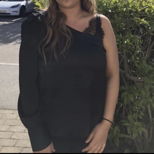 Svart fin blus  - Svart blus till finare tillfällen med en arm