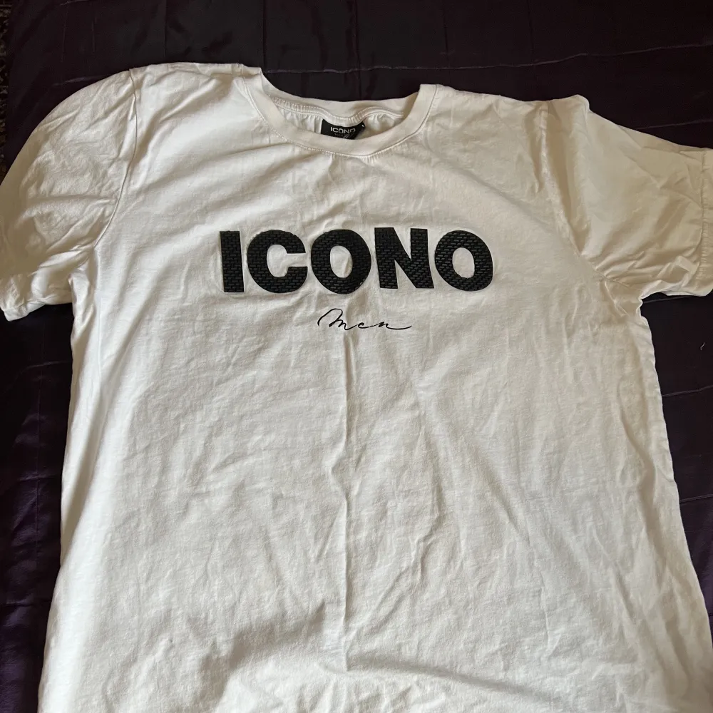 Vit T-shirt från ICoNO . T-shirts.