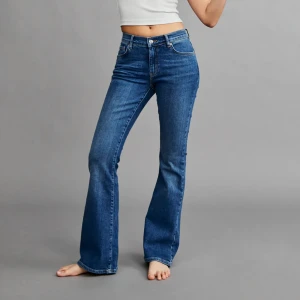 Lågmidjade jeans från Gina - (Första bilden är ej min) Lågmidjade utsvängda jeans ifrån Gina Tricot, nyskick och endast använda en gång. De är i storlek 38, pris 200kr exl frakt men går att diskuteras💞