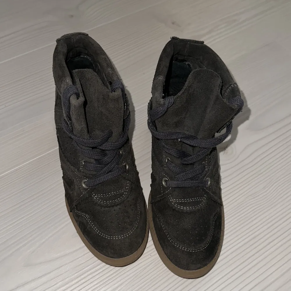 Dessa trendiga skor från Pavement är i storlek 37. De är sparsamt använda. Säljer på grund av garderobsränsning. Nypris 1 394. . Skor.