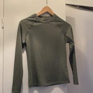 Grön tröja helt oanvänd, säljs på grund av flytt. Träningstyg men skulle använda uppklätt eller till vardags. 