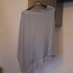 Ponho till sommaren - Ljublå ponho ,one size, använd  till och från 