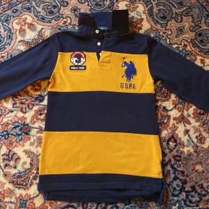 US Polo Assn. Långärmad pike  - Blå/gul Långärmad pike, stl 6 (XS) barn