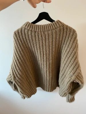 Small tröja helt ny 50kr - Helt ny stickad tröja i overside model Smll