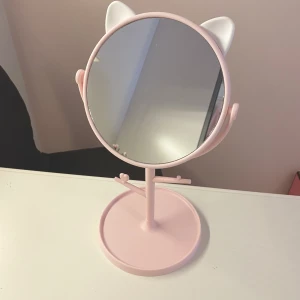 rosa spegel - rosa spegel med kattöron. supersöt och i perfekt skick! 