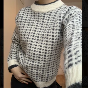 Stickad ull-tröja - En tjock stickad tröja i 100% ull som håller värme från Everest. Svart och vit mönster, står stl S, men skulle säga att den passar xs. Superbra till vintern. 💓