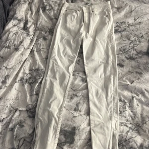 Vita jeans  - Vita jenas st s dragkedja längst ner på byxorna 