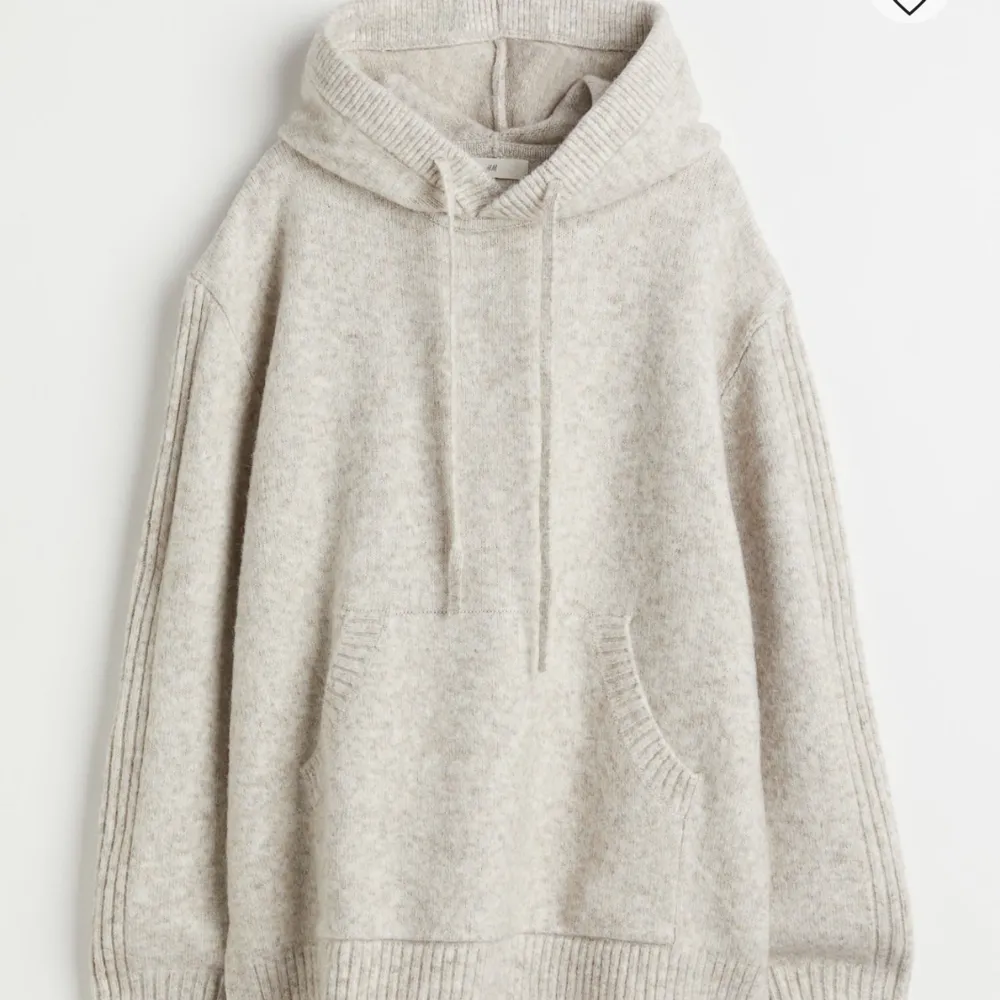 Säljer denna slutsålda stickade hoodien från H&M, nästintill aldrig använd. Jättefin och skönt material 💅🏽 lite oversize . Hoodies.