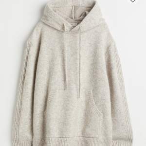 Säljer denna slutsålda stickade hoodien från H&M, nästintill aldrig använd. Jättefin och skönt material 💅🏽 lite oversize 