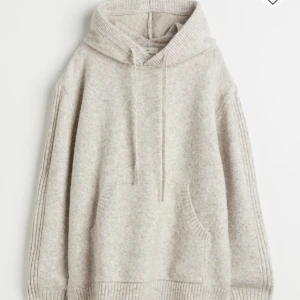 Stickad hoodie  - Säljer denna slutsålda stickade hoodien från H&M, nästintill aldrig använd. Jättefin och skönt material 💅🏽 lite oversize 