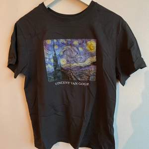 T-shirt med Vincent van Gogh-tryck starry night. I gott skick! Frakten står fel tyvärr, väger cirka 130g.