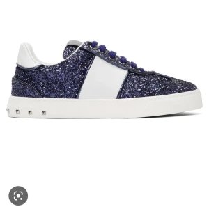 Valentino  - Intressekoll på mina as fina valentino skor som knappt är använda alls super fint skick nypris runt 6300 passar mej som har 36 i vanliga fall 