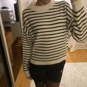 Randig stickad tröja  - Säljer min knappast använda stickade tröja! Passar mig som är 174🥰
