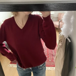 Röd stickad - Superfina röd finstrimlad tröja❤️står ingen storlek men uppskattar till dig en S/M