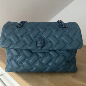 Kurt geiger väska - Säljer min Kurt geiger väska då den tyvärr inte används längre. Har skador på dom nedre kanterna. Köptes för 2500kr. Hör av dig för fler bilder!!