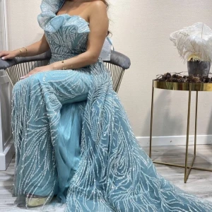 Klänning  - En unik klänning som har använts endast i några timmar. 