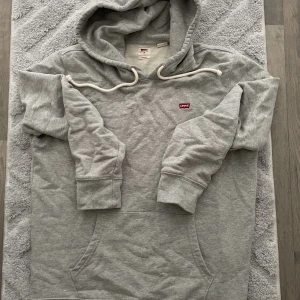 Levis hoodie i storlek M - Köpt på zalando när det var sommarrea. Jag vill sälja den pågrund av att jag har förmåga hoodies, och jag känner att jag inte har använt den. Den är i en fint skick och jag har bara använt den två eller tre gånger. Retur perioden på zalando har gått över.