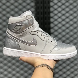 Air Jordan 1 Japan Neutral Grey - Tja, jag säljer nu mina Japans, dessa är köpta på SneakersHyllan i Gbg. Inte helt nya men ändå bra skick. Hör gärna av dig om du har frågor.                         OBS! Pris kan lätt diskuteras
