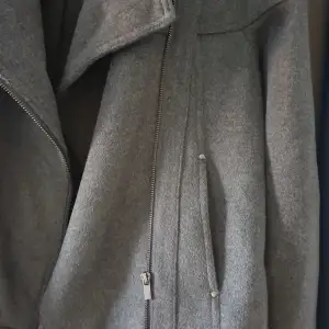 En grå jacka från Vila Storlek 38 Nästan aldrig använt så därför säljer jag den Köparen står för frakt. Hör av er för mer info/bilder❣️