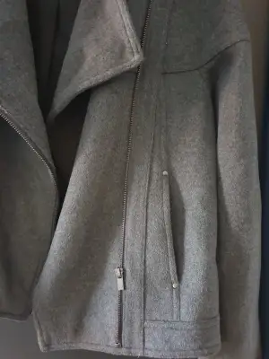 En grå jacka från Vila Storlek 38 Nästan aldrig använt så därför säljer jag den Köparen står för frakt. Hör av er för mer info/bilder❣️