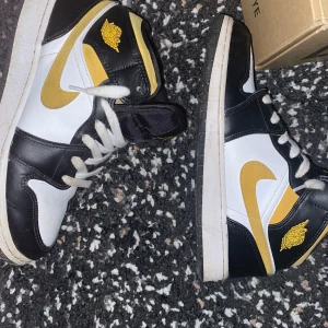 Jordan 1 mids - Har box inte kvitto köpte på nike kan byta.