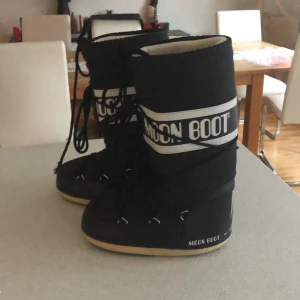 Moonboots  - Säljer min Moon boots använda varje dag i ungefär 2 månader men är i bra skick 