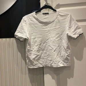 T shirt - Hyfsat oversize t shirt med detaljer vid ärmarna! Köpt på zara